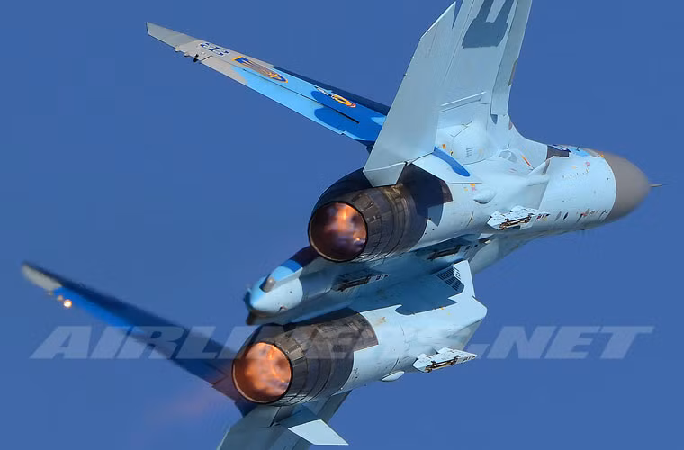 Nó được trang bị hai động cơ AL-31F cho tốc độ bay tối đa 2.500km/h, tầm bay 3.500km.