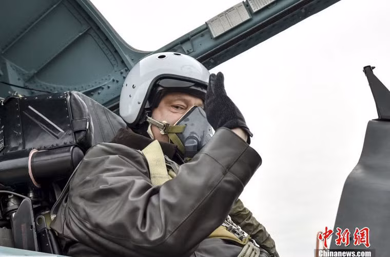 Ảnh: Tổng thống Ukraine Petro Poroshenko trên buồng lái chiếc Su-27.