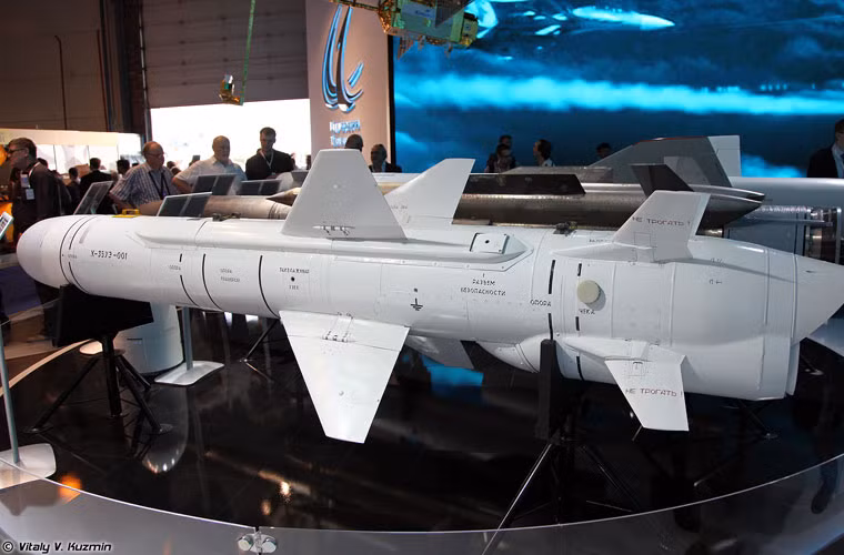 Tên lửa hành trình chống hạm Kh-35UE - biến thể của mẫu tên lửa Kh-35 Uran mà Nga xuất khẩu cho Việt Nam. Kh-35UE tăng tầm bắn lên tới 260km (so với bản Kh-35E 135km Việt Nam đang dùng), tốc độ bay cận âm Mach 0,85, trang bị đầu tự dẫn radar chủ động, đầu nổ xuyên giáp nổ phá mảnh nặng 145kg.