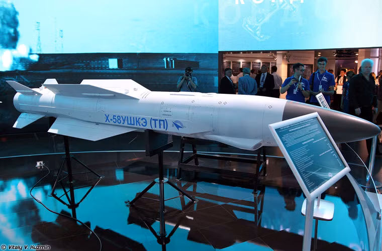 Biến thể mới nhất của dòng tên lửa chống radar Kh-58 được giới thiệu lần đầu tại MAKS 2015 - Kh-58UShKE (TP). So với thế hệ trước, nó bổ sung đầu tự dẫn IIR UV, tầm phóng lên tới 250km.