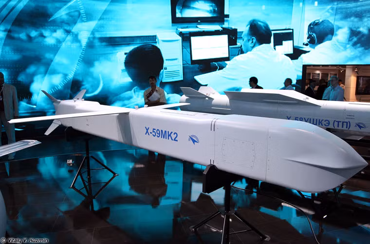 Kh-59MK2 dài 4,2 mét, sải cánh là 2,5 mét và đường kính thân 0,4 mét, trên thân có trang bị cánh và vây có khả năng gấp lại được. Nó được tích hợp hệ thống dẫn đường quán tính INS và hệ thống dẫn đường bằng vệ tinh GPS và GLONASS, cùng hệ thống dẫn đường quang điện tử giúp cho tên lửa đạt chỉ số bán kính lệch mục tiêu khi tấn công trong thời gian cả ngày lẫn đêm chỉ 3 mét.