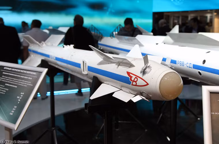 RVV-MD là tên lửa không đối không tầm ngắn chuyên tác chiến với mục tiêu có độ cơ động cao. Tên lửa có thể đạt tầm bắn tối đa lên tới 40km, trang bị đầu tự dẫn kiểu laser hoặc vô tuyến.