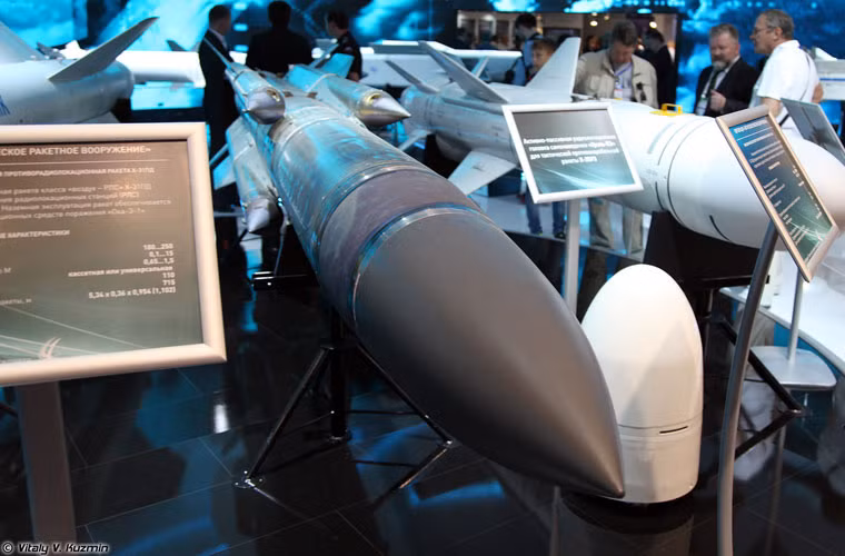 Tên lửa chống hạm tốc độ siêu âm Kh-31AD - biến thể tăng tầm của mẫu Kh-31A dùng cho nhiệm vụ tiêu diệt các tàu mặt nước. Nó được cải tiến với sức công phá đầu đạn tăng hơn 15% so với Kh-31A, tầm bắn tăng lên 120-160km.