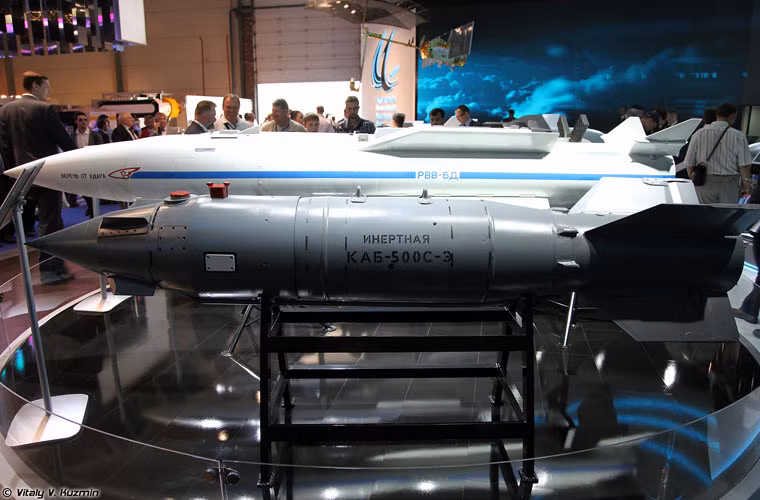 Bom dẫn đường vệ tinh KAB-500S-E được trang bị công nghệ dẫn đường hệ thống định vị toàn cầu GLONASS đem lại độ chính xác rất cao. Loại bom này đã được Nga thử nghiệm thành công ở chiến trường Syria.