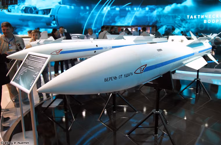Cận cảnh đạn tên lửa không đối không tầm siêu xa RVV-BD, hay còn gọi là R-37M - biến thể hiện đại hóa của dòng tên lửa R-37 thiết kế cho máy bay tiêm kích MiG-31BM, Su-35S và Sukhoi T-50. RVV-BD có thể đạt tầm bắn tới 300-400km, trang bị đầu tự dẫn radar chủ động.