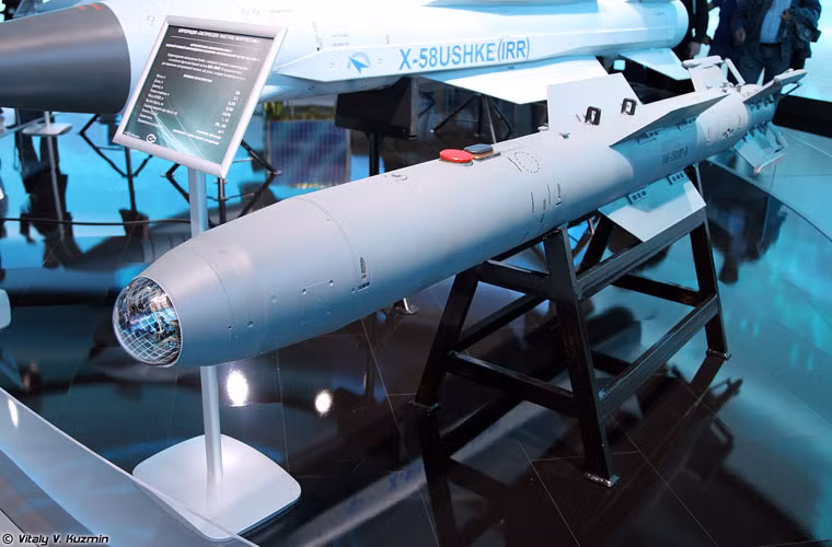 Bom dẫn đường laser KAB-250LG-E đang được Tổng Công ty Tên lửa Chiến thuật – Chiến dịch (KTRV) phát triển. Nó được cho là so sánh với mẫu bom thông minh SDB của Mỹ.