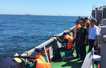 Hai quan Viet Nam kiem tra ban sung tren bien