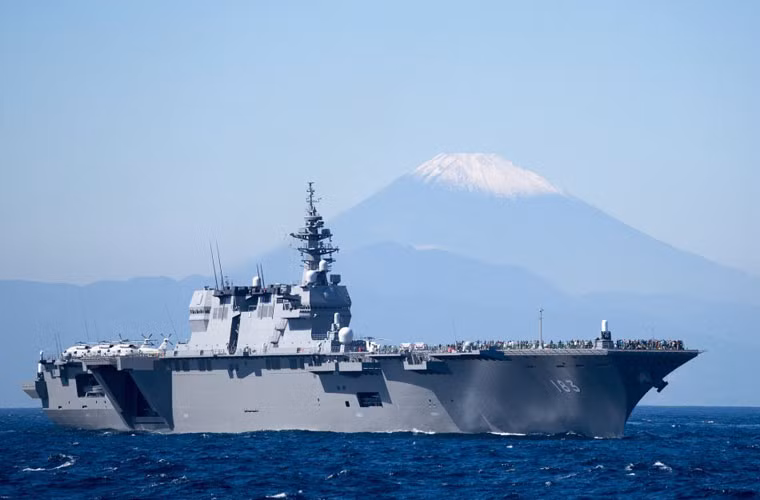 Trong số các tàu chiến mà JMSDF triển khai trong cuộc tập trận này có cả siêu tàu khu trục chở trực thăng JDS Izumo (DDH-183). Đáng lưu ý, đây cũng là khán đài của hàng trăm người dân Nhật Bản được JMSDF đưa lên tàu ra biển theo dõi cuộc tập trận.