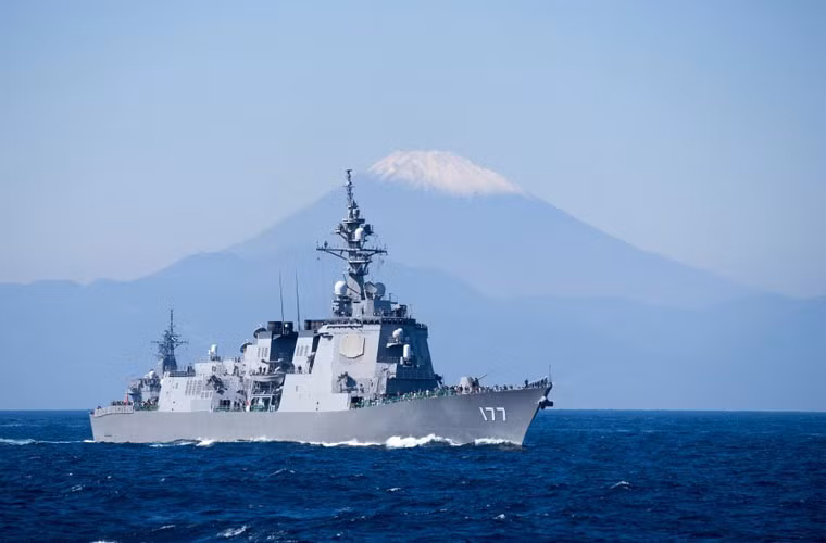 Ảnh: Tàu khu trục tên lửa JDS Atago (DDG-177). Đây là một trong những tàu chiến Nhật Bản mạnh nhất châu Á hiện nay. Nó được trang bị hệ thống chiến đấu Aegis tối tân cùng tên lửa đánh chặn tầm cao, ngoài tầng khí quyển SM-3.