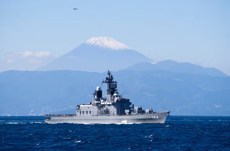 Tàu khu trục chở trực thăng JDS Kurama (DDH-144) có thể chở ba trực thăng săn ngầm SH-60J(K), trang bị hệ thống phòng không và chống ngầm. Con tàu có lượng giãn nước toàn tài 7.500 tấn, dài 159m.