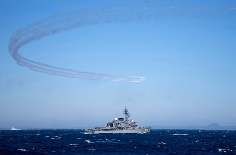 Đội hình máy bay chiến đấu F-15 biểu diễn quanh đội tàu chiến Nhật Bản mạnh mẽ.