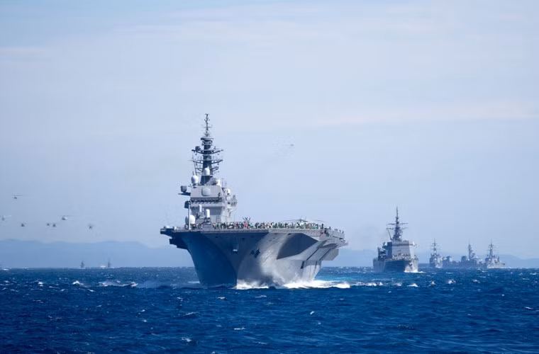 Siêu hạm JDS Izumo dẫn đầu đội hình tàu chiến hàng khủng của Nhật Bản.