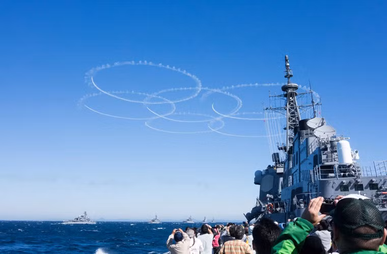 Đông đảo người dân có mặt trên boong tàu Izumo ghi lại những hình ảnh biểu diễn đẹp mặt của phi đội chiến đấu cơ.