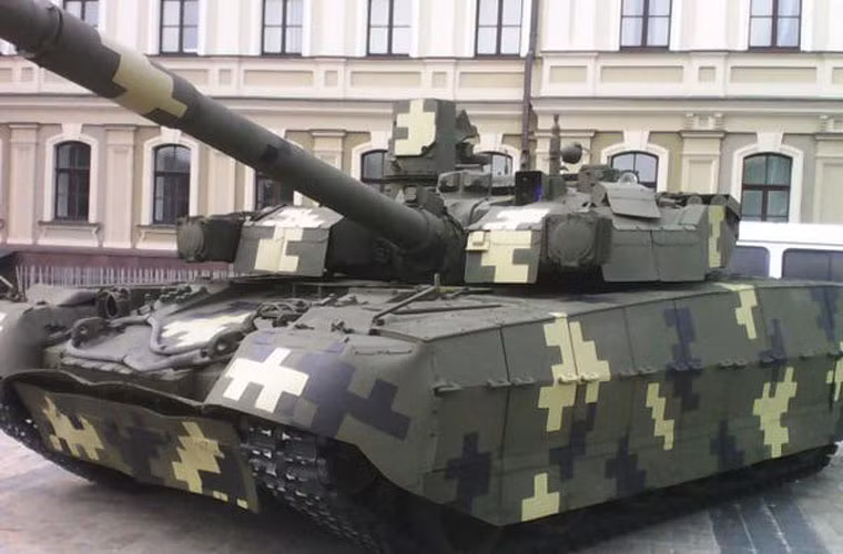 Oplot-M trang bị pháo nòng trơn 125mm KBA-3 có thể phóng tên lửa chống tăng qua nòng với phạm vi tấn công 5.000m, có thiết bị nạp đạn tự động.