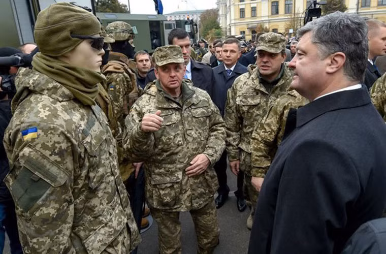 Quân đội Ukraine giới thiệu một số quân phục cho binh sĩ.