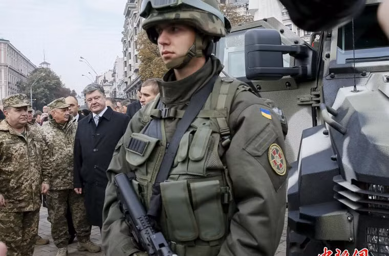 Các binh sĩ Quân đội Ukraine đang dần được hiện đại hóa về mặt trang bị cá nhân (quân phục, mũ, áo giáp…) khác xa so với trước kia.