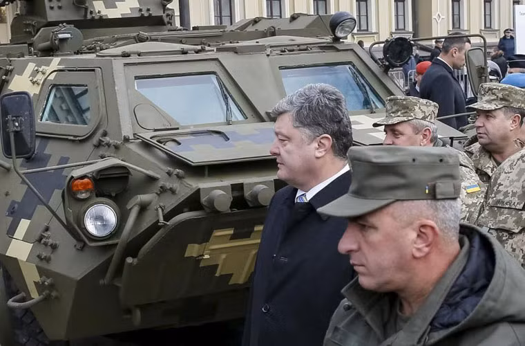 Ông Poroshenko đứng trước mẫu xe bọc thép BTR-4.