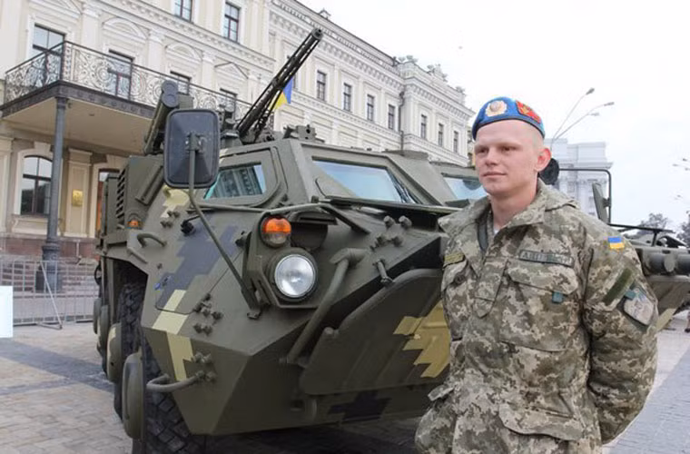 Tại buổi lễ này, Quân đội Ukraine đã ra mắt mẫu xe tăng Oplot-M, xe bọc thép chở quân BTR-4, UAV và cả tên lửa chống tăng…