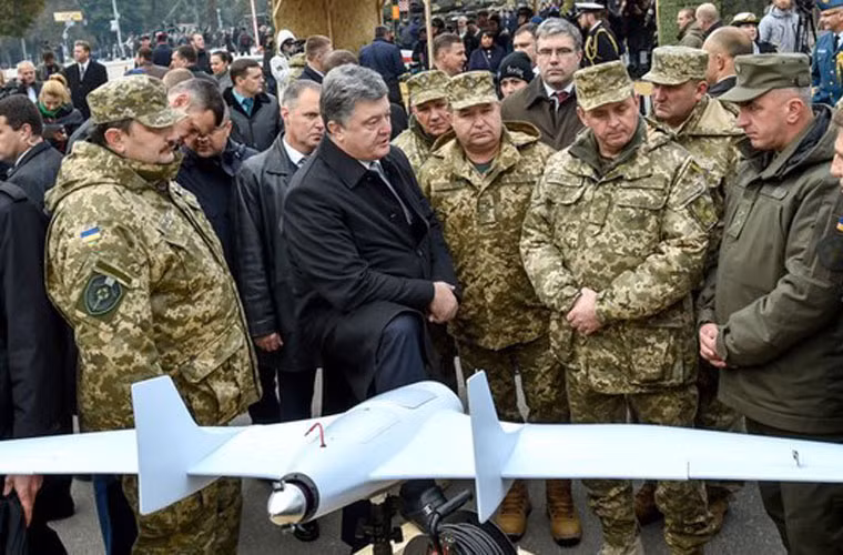 Ảnh: Tổng thống Petro Poroshenko đang nghe tướng lĩnh Quân đội Ukraine giới thiệu mẫu UAV do nước này phát triển.
