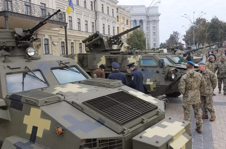 Các loại xe bọc thép được trưng bày tại buổi lễ, chiếc thứ 2 từ trái qua là mẫu xe bọc thép chở quân BTR-4 được trang bị module tháp pháo tích hợp tên lửa chống tăng.