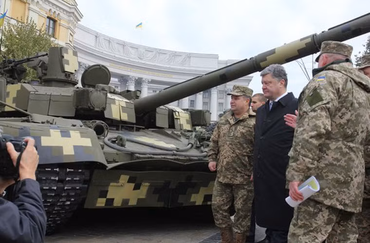Ông Poroshenko nghe giới thiệu tính năng xe tăng chủ lực Oplot-M. Đây được xem là loại xe tăng hiện đại nhất của Quân đội Ukraine được phát triển dựa trên cơ sở mẫu tăng T-80 thời Liên Xô. Oplot-M được nâng cấp toàn diện vè hệ thống phòng vệ, hệ thống điều khiển hỏa lực.