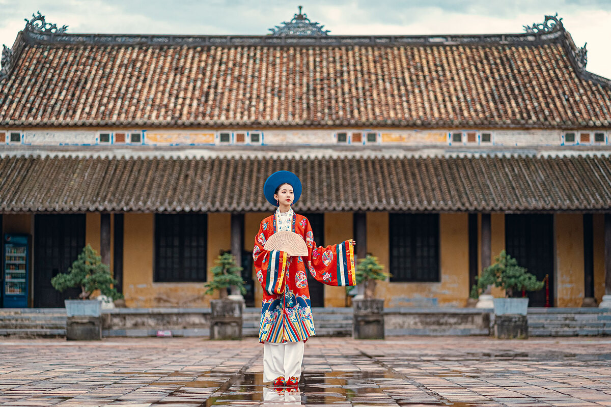 Đó là trường hợp của Ân phi Hồ Thị Chỉ thời Khải Định. Ân phi, thuộc hàng Nhất giai Phi là tước hiệu cao quý nhất trong hàng "cửu giai" do triều Nguyễn ban tặng cho các bà vợ của vua trong nội cung. Ảnh minh họa.