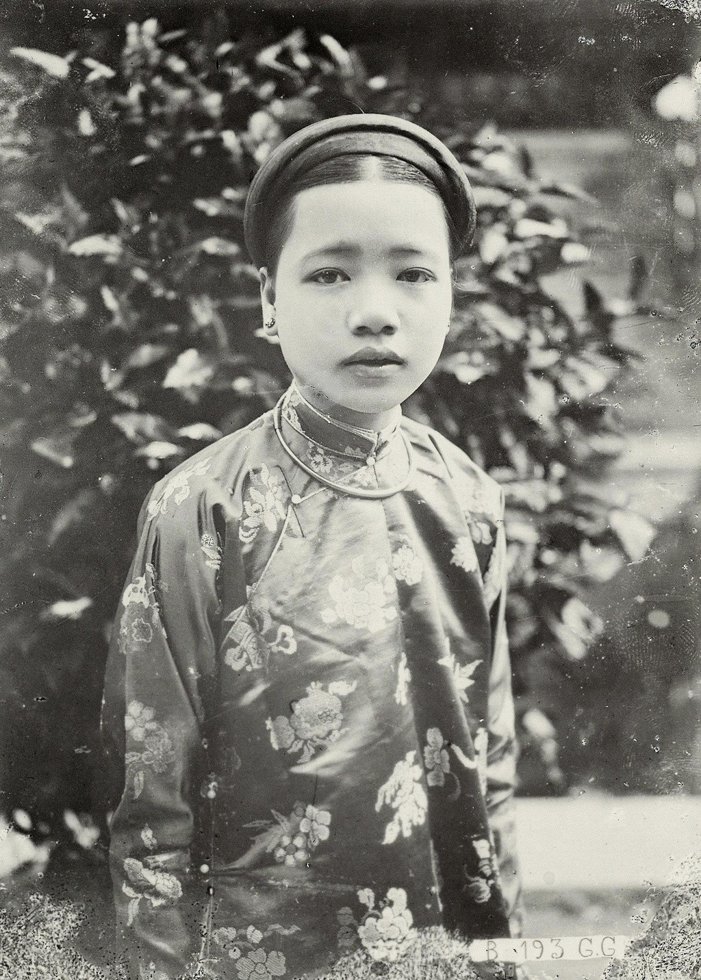 Trước Ân phi, thời Tự Đức đã có Nguyễn Văn Thị Hương vừa vào cung đã là Tứ giai Lượng tần. Có thể thấy vị hiệu tần phi, sớm có định đoạt hay không hoàn toàn là do ý niệm của Hoàng đế.