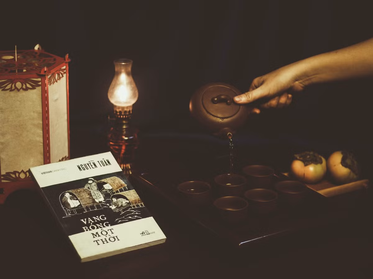 Ở mảng đề tài thanh tao, nhẹ nhàng, nhà văn Nguyễn Tuân đã làm sống lại những thú vui tao nhã như uống trà, chơi hoa lan, nhai kẹo, thú đánh thơ, thả thơ đầy nho nhã…