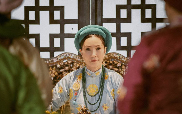 Họ phải học thuộc lòng những điều cấm kỵ để tránh tai họa. Ở đây không ai được phép nói một chữ gì xấu, gỡ, hoặc thô tục như đau, bệnh, chết, đui què, câm, điếc, phong hủi, máu me. Trang phục phải theo đúng nghi thức.