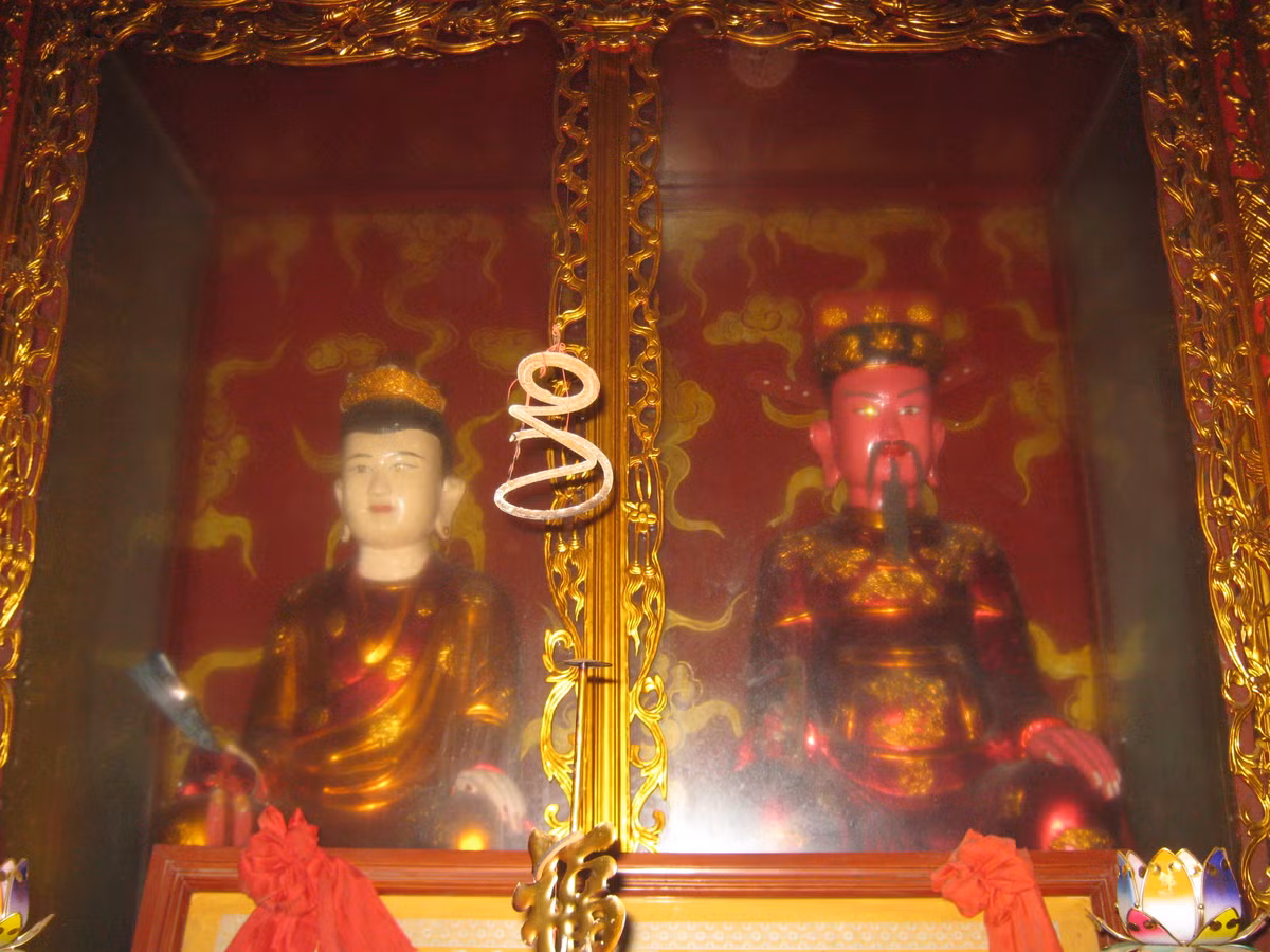 Sau khi ông qua đời, người dân một số nơi đã lập đền thờ tự, được các triều đại phong kiến sau này ban sắc phong làm Đại Vương, Thượng đẳng Phúc thần. Ngoài đình Cự Chính (Hà Nội), đình Phụng Công (Hưng Yên), một số di tích khác cũng thờ phụng Lã Tá Đường...