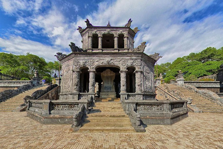 Ngày nay, trải qua thời gian lăng Khải Định đã ngả màu nhưng càng làm cho lăng thêm cổ kính. Theo đánh giá của những nhà chuyên môn thì Lăng Khải Định thực sự là biểu tượng đỉnh của nghệ thuật.