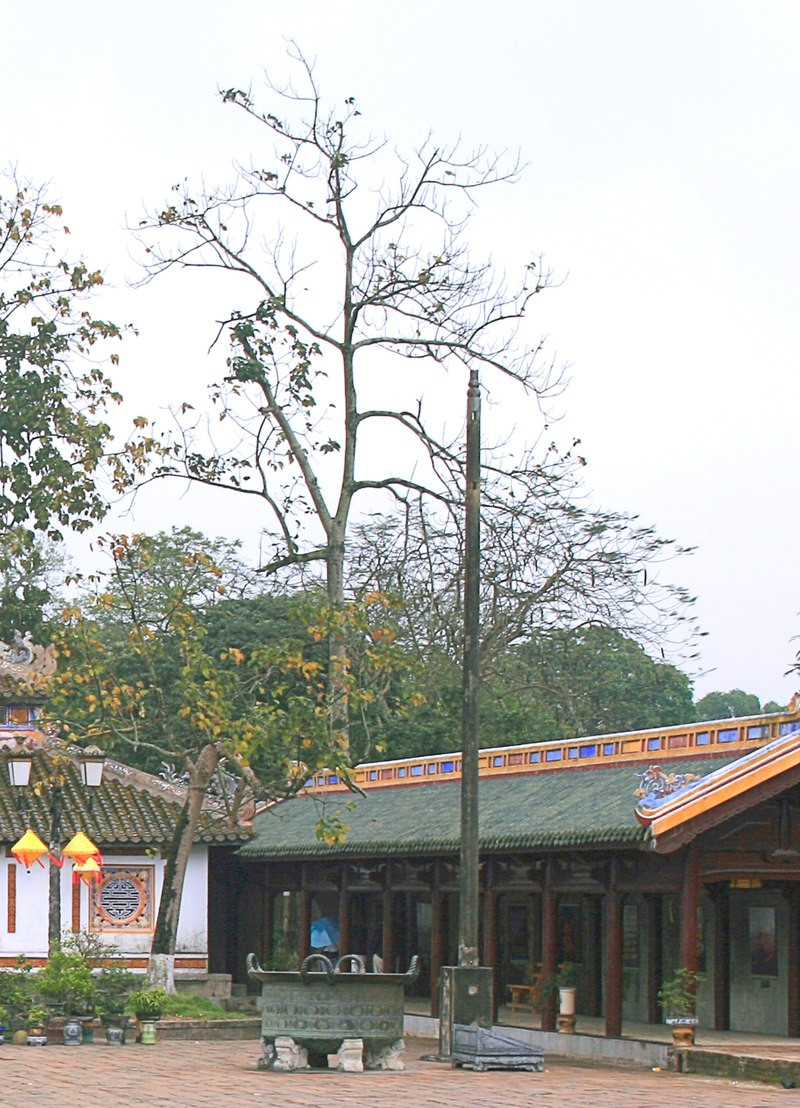 Croix đến Huế vào nửa đầu thế kỷ XVII, sống tại Phường Đúc (khu vực đối diện phía thượng nguồn chùa Thiên Mụ), lấy vợ người Việt và được xem là người sáng lập ra ngành đúc đồng nổi tiếng của vùng đất này. 