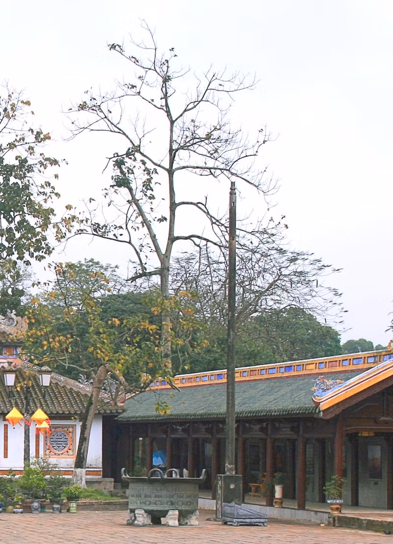 Croix đến Huế vào nửa đầu thế kỷ XVII, sống tại Phường Đúc (khu vực đối diện phía thượng nguồn chùa Thiên Mụ), lấy vợ người Việt và được xem là người sáng lập ra ngành đúc đồng nổi tiếng của vùng đất này. 