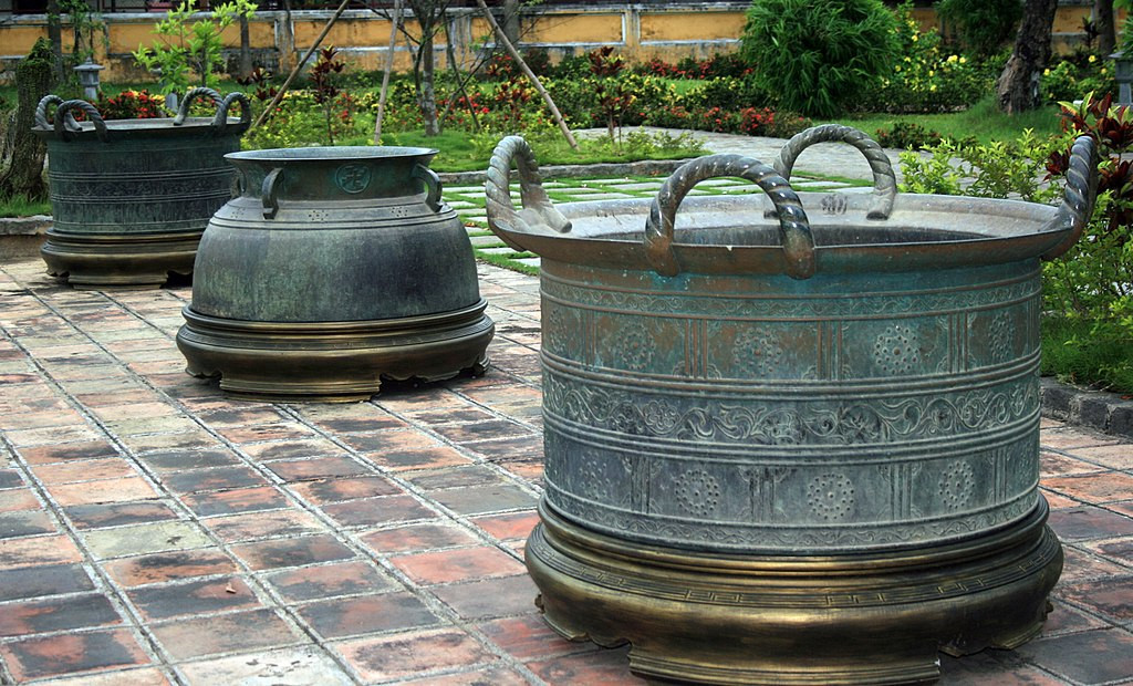 Trong số 11 chiếc vạc đồng đáng chú ý nhất là hai chiếc vạc đặt tại sân điện Cần Chánh. Đây là những chiếc vạc to nhất, nặng nhất và được trang trí đẹp hơn cả. Phần trang trí chính của vạc được chia thành 60 ô hộc chữ nhật bằng nhau ngăn cách bởi các nhóm vạch thẳng đứng. Mỗi ô đều có hoa văn riêng, bao gồm tinh tú, hoa lá, chim thú chạm khắc một cách công phu.