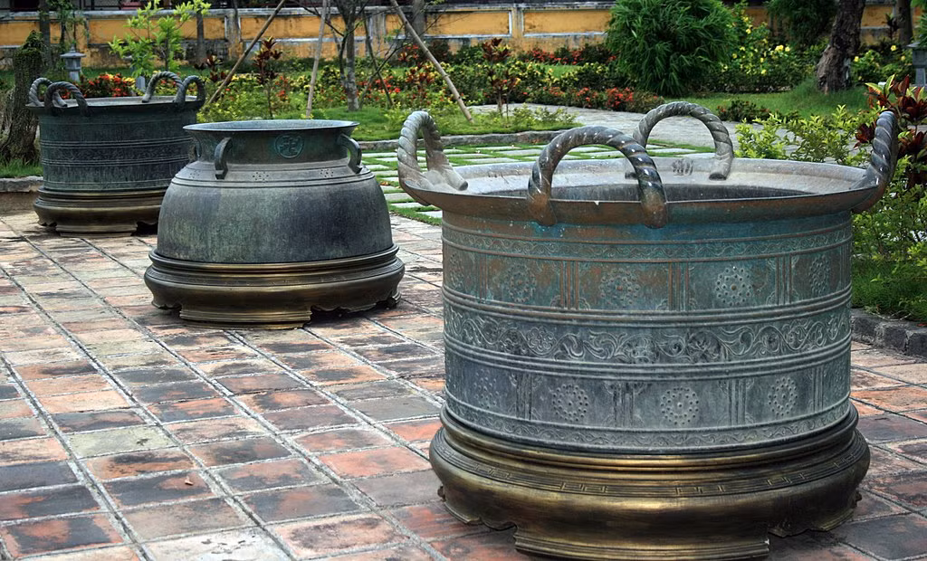 Trong số 11 chiếc vạc đồng đáng chú ý nhất là hai chiếc vạc đặt tại sân điện Cần Chánh. Đây là những chiếc vạc to nhất, nặng nhất và được trang trí đẹp hơn cả. Phần trang trí chính của vạc được chia thành 60 ô hộc chữ nhật bằng nhau ngăn cách bởi các nhóm vạch thẳng đứng. Mỗi ô đều có hoa văn riêng, bao gồm tinh tú, hoa lá, chim thú chạm khắc một cách công phu.