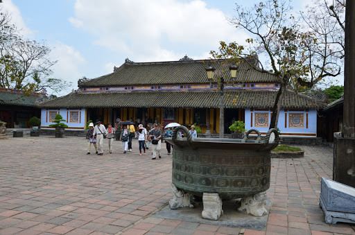 Quai của loại vạc 4 quai cao vượt miệng, xoắn hình dây thừng. Phần thân vạc chia thành nhiều ô, được trang trí khác nhau hoàn toàn, tuy nhiên vạc nào là cặp thì trang trí hoàn toàn giống nhau. 