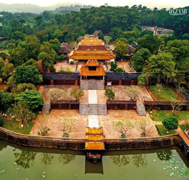 Ngoài 11 vạc này, Cố đô Huế còn có thêm vạc đồng thời nhà Minh Mạng niên đại 1825-1828, được đặt tại điện Hòa Khiêm, Lăng Tự Đức. Bốn chiếc được đặt đối xứng với nhau, lấy trục đối xứng là đường Thần đạo của phần tẩm điện và gần như lấy điểm đối xứng là vị trí đặt chiếc đỉnh đồng đốt vàng mã hình chữ nhật đặt gần như ở chính giữa sân. (Ảnh Lăng Tự Đức) 