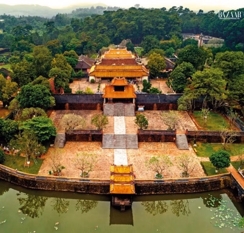 Ngoài 11 vạc này, Cố đô Huế còn có thêm vạc đồng thời nhà Minh Mạng niên đại 1825-1828, được đặt tại điện Hòa Khiêm, Lăng Tự Đức. Bốn chiếc được đặt đối xứng với nhau, lấy trục đối xứng là đường Thần đạo của phần tẩm điện và gần như lấy điểm đối xứng là vị trí đặt chiếc đỉnh đồng đốt vàng mã hình chữ nhật đặt gần như ở chính giữa sân. (Ảnh Lăng Tự Đức) 