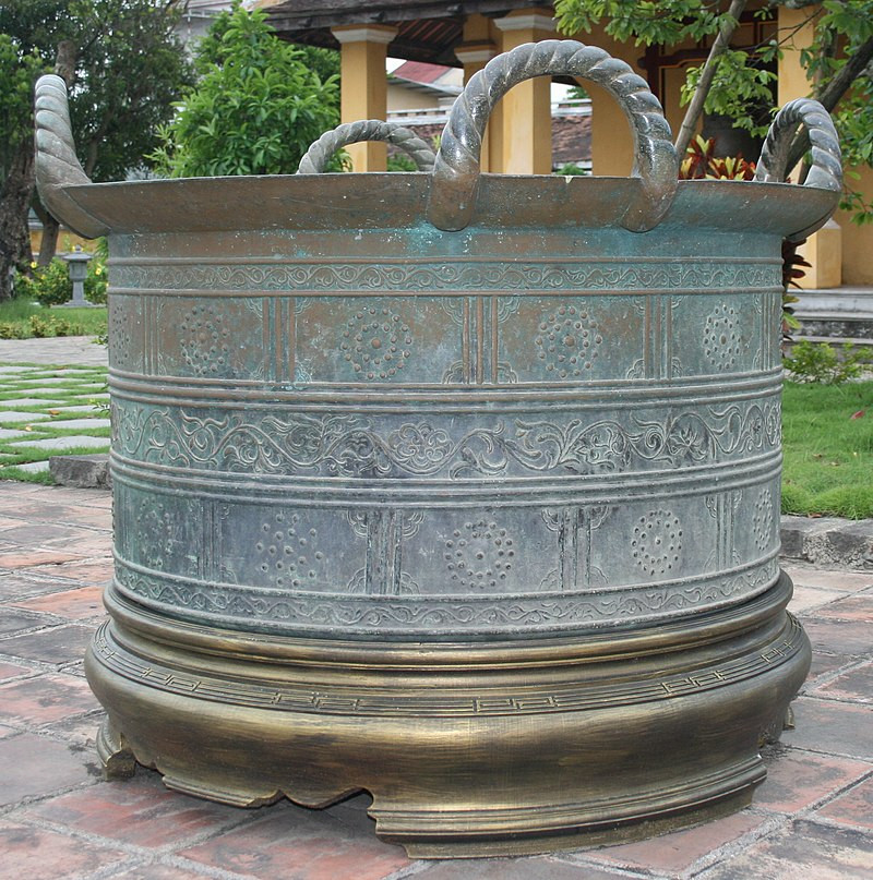 Tất cả những chiếc vạc đồng có kích thước to lớn, từ vài trăm đến vài ngàn cân. Theo nhiều tài liệu, Croix, một người Bồ Đào Nha cùng những người thợ thủ công khéo tay đảm trách việc đúc vạc. 