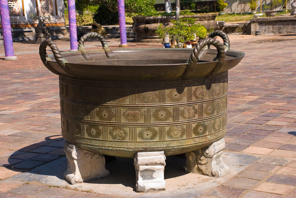 Theo tư liệu để lại, từ năm 1631- 1684, chúa Nguyễn Phúc Chu và chúa Nguyễn Phúc Tần đã cho đúc 11 chiếc vạc đồng. Trong 11 chiếc vạc đồng thời chúa Nguyễn này có 7 chiếc đặt tại hoàng cung, 3 chiếc đặt tại Bảo tàng Mỹ thuật Cung đình Huế, một chiếc đặt tại Lăng Đồng Khánh.