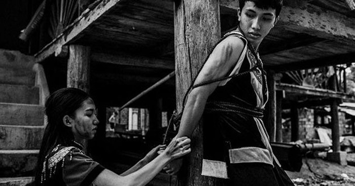 Đặc biệt, trong Vợ chồng A phủ, ngày Tết không thể thiếu vắng của tiếng sáo. Sáo H’Mông thay họ nói lên tình cảm trong lòng: Anh ném pao, em không bắt. Em không yêu, quả pao rơi rồi. Tiếng sáo còn là cách tỏ tình của người con trai miền núi: "Suốt đêm, con trai đến nhà người mình yêu, đứng thổi sáo xung quanh vách".