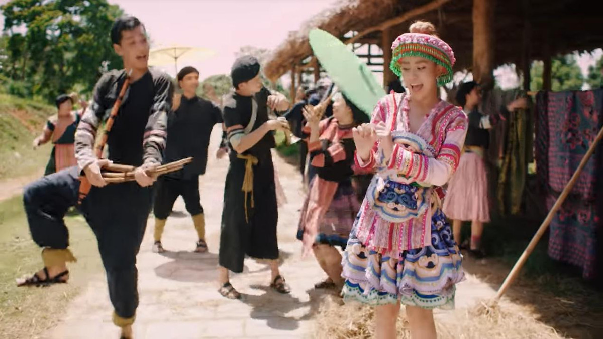 Ngày nay tập tục cướp vợ vẫn còn, nhưng đã có nhiều thay đổi. Trai gái H’mông yêu nhau, chàng trai thỏa thuận với người yêu tổ chức cuộc “cướp” mang người con gái về nhà mình. Sau đó mới đến trình nhà vợ. Thường mùa xuân ăn tết, con trai hay đi “cướp vợ”. 