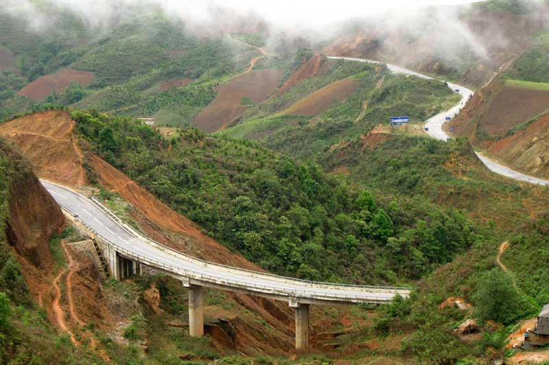 Địa thế đèo Pha Đin vô cùng hiểm trở, chênh vênh, một bên là vách núi và một bên là vực sâu hun hút. Lúc lên dốc và xuống dốc, con đường đèo ngoằn ngoèo với 8 cung đường cua hết sức nguy hiểm, bán kính đường cong dưới 15m và bên cạnh đó là vô số các khúc cua tay áo.
