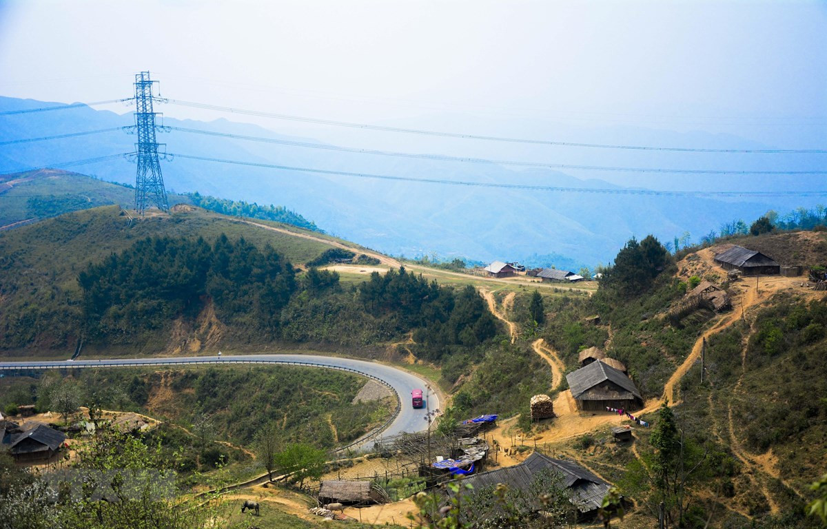 Đặc biệt, khu vực này núi đất đỏ chứ không phải núi đá vôi, nên nền đất đèo nhìn chung tương đối yếu, dễ xảy ra sụt, trượt, lở đất vào mùa mưa và thêm vào đó, bề mặt đường rất thô sơ, cấp phối. Chính vì vậy, có nhiều vụ tai nạn thảm khốc đã thường xuyên xảy ra trên đường đèo.