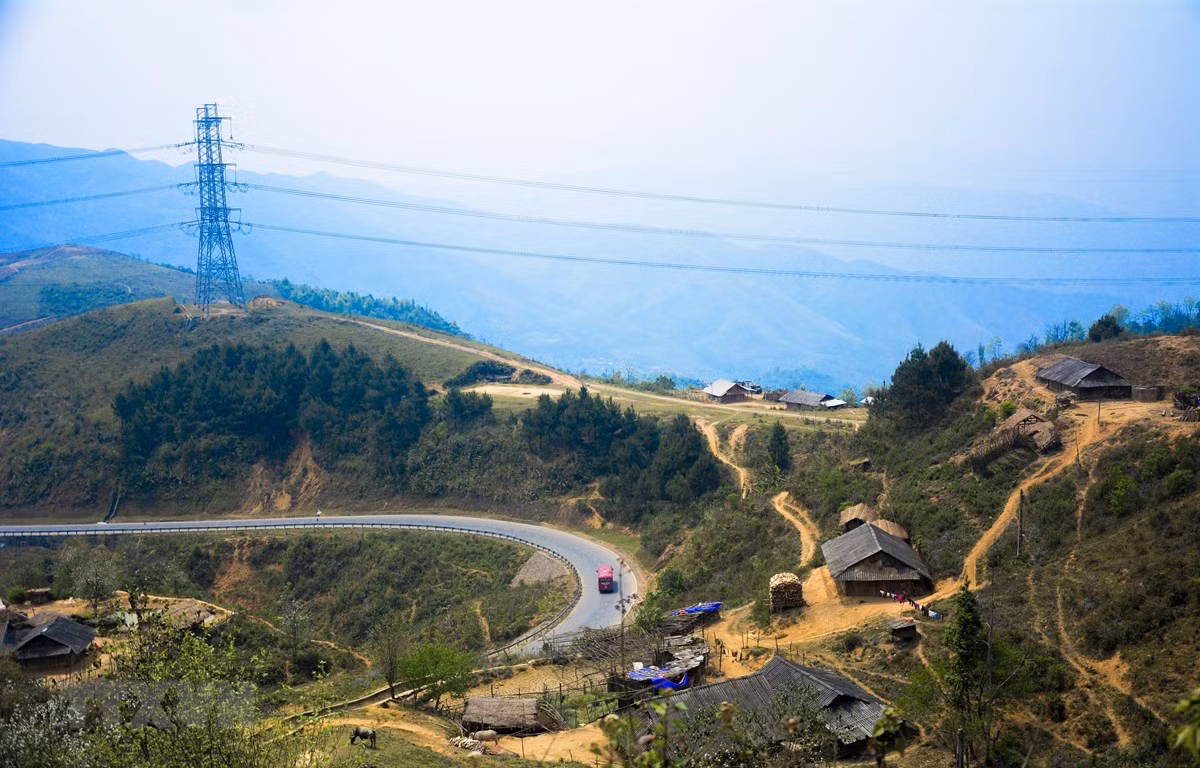 Đặc biệt, khu vực này núi đất đỏ chứ không phải núi đá vôi, nên nền đất đèo nhìn chung tương đối yếu, dễ xảy ra sụt, trượt, lở đất vào mùa mưa và thêm vào đó, bề mặt đường rất thô sơ, cấp phối. Chính vì vậy, có nhiều vụ tai nạn thảm khốc đã thường xuyên xảy ra trên đường đèo.