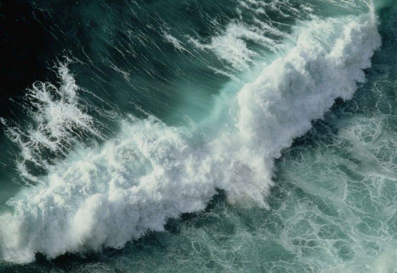 Theo các nhà phê bình văn học, Xuân Quỳnh viết bài thơ Sóng khi 25 tuổi và đã từng nếm trải sự đổ vỡ trong tình yêu. Song, tâm hồn nhà thơ vẫn còn ấp ủ biết bao hy vọng, vẫn phơi phới một niềm tin: “Làm sao được tan ra/Thành trăm con sóng nhỏ/Giữa biển lớn tình yêu/Để ngàn năm còn vỗ”.