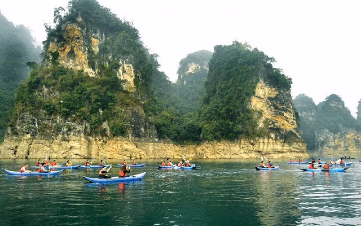 Vào thời Trần (thế kỷ XIII-XIV), tỉnh Tuyên Quang có cấp hành chính là "Lộ". Bấy giờ Khai Quốc Vương Trần Nhật Duật trấn thủ ở các lộ Tuyên Quang. 