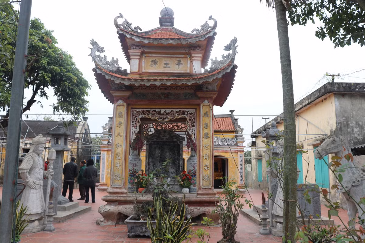 Cuối đời Dương Tam Kha về sống ở quê nhà là Ràng, xã Dương Xá (nay thuộc xã Thiệu Dương, huyện Thiệu Hoá, tỉnh Thanh Hoá) và mất tại đây ngày 10/ 8 năm Canh Thìn (980).