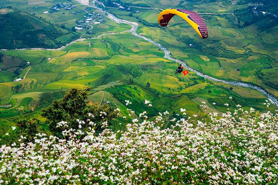Do đèo thường mịt mù sương phủ và đỉnh đèo núi như nhô lên trên biển mây, trong tiếng dân tộc Thái, Khau Phạ có nghĩa là Sừng Trời (chiếc sừng núi nhô lên tận trời), hay đôi khi còn được hiểu là Cổng Trời.