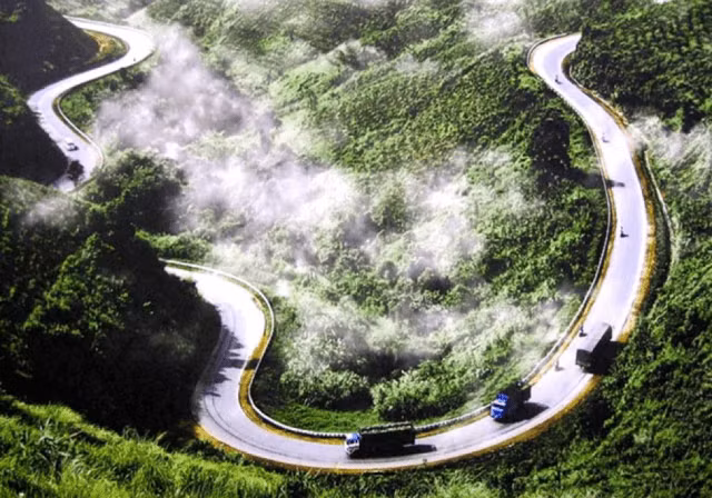 Đèo Cả: thuộc tỉnh Phú Yên. Đây là một trong những con đèo lớn và nguy hiểm nhất miền Trung. Một bên đèo là vực sâu thăm thẳm đến sát biển còn một bên là đồi núi điệp trùng nối nhau với mỏm đá nguy hiểm. Khí hậu mát mẻ quanh năm, từ đây có thể đi đến các địa điểm du lịch khác.